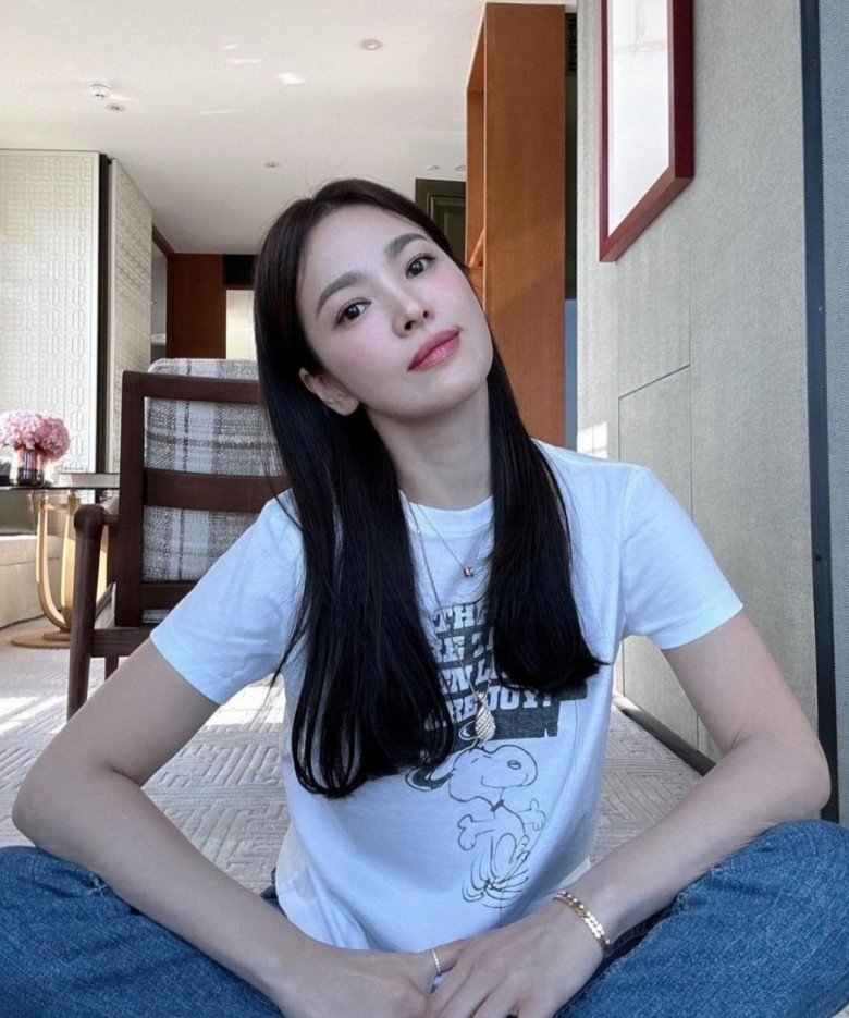 Những ngày nắng nóng, Song Hye Kyo tinh giản với áo thun và quần jeans năng động. 