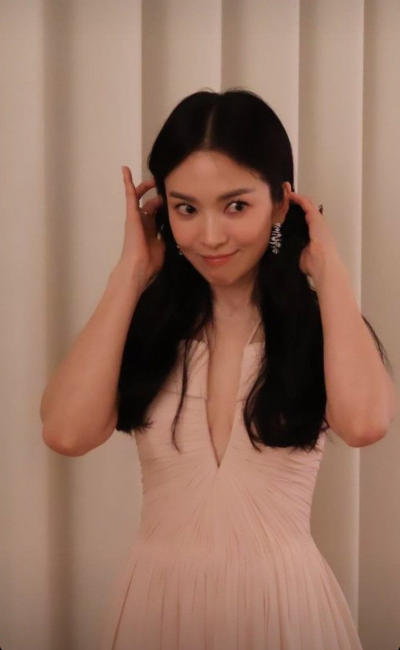 Song Hye Kyo chuẩn bị hàng giờ đồng hồ cho sự xuất hiện trong sự kiện lần này.