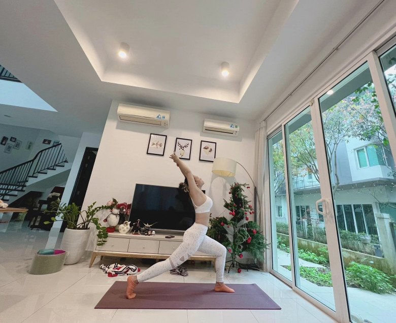 Cô luyện tập yoga chăm chỉ nên ở ngưỡng U50 nhưng body vẫn căng tràn sức sống. 