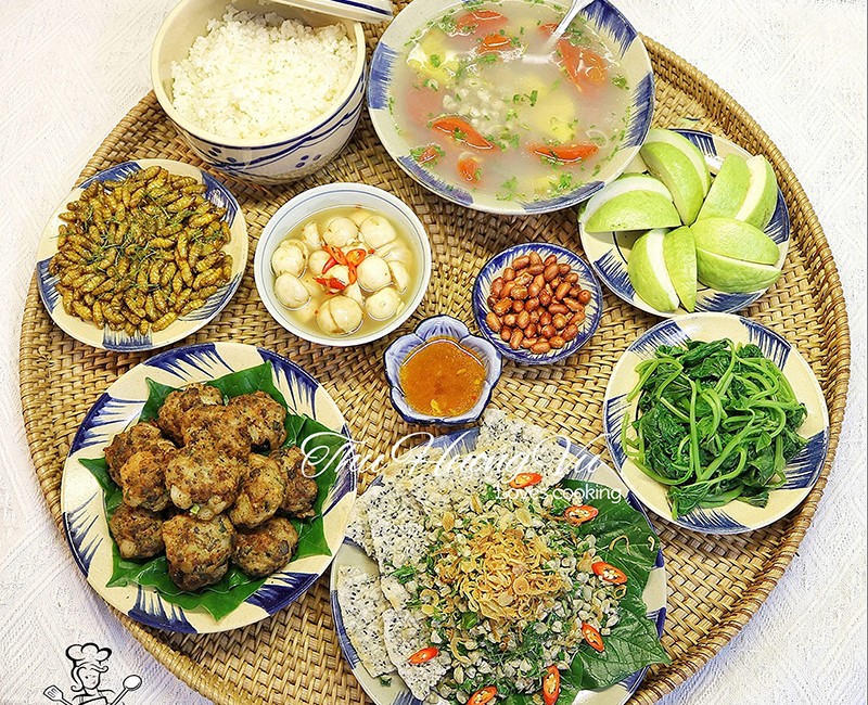 Chả viên chiên, nhộng rang lá chanh, hến xúc bánh đa, rau lang luộc, canh hến nấu chua.
