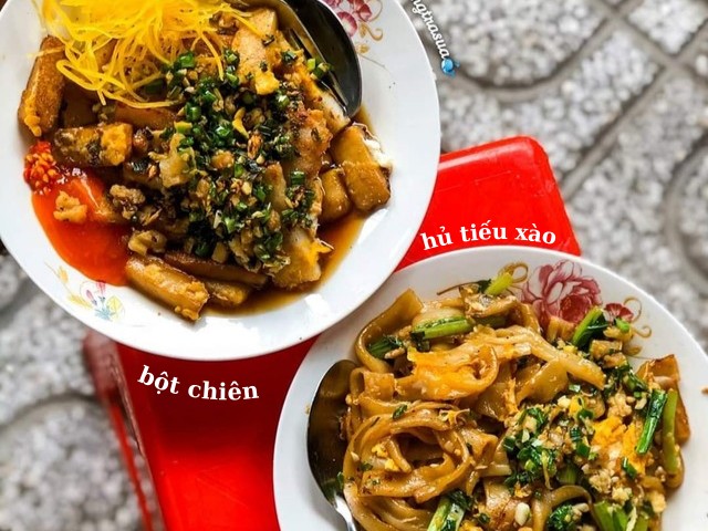 Khi có khách đến, chú Tỷ sẽ bắt đầu chiên bột trên chảo gang đến lúc vàng đều. Bột chiên giòn rụm bên ngoài, mềm dẻo bên trong, quyện cùng vị béo ngậy của trứng gà, vị chua ngọt của nước tương pha giấm và tóp mỡ, tạo nên hương vị khó cưỡng.