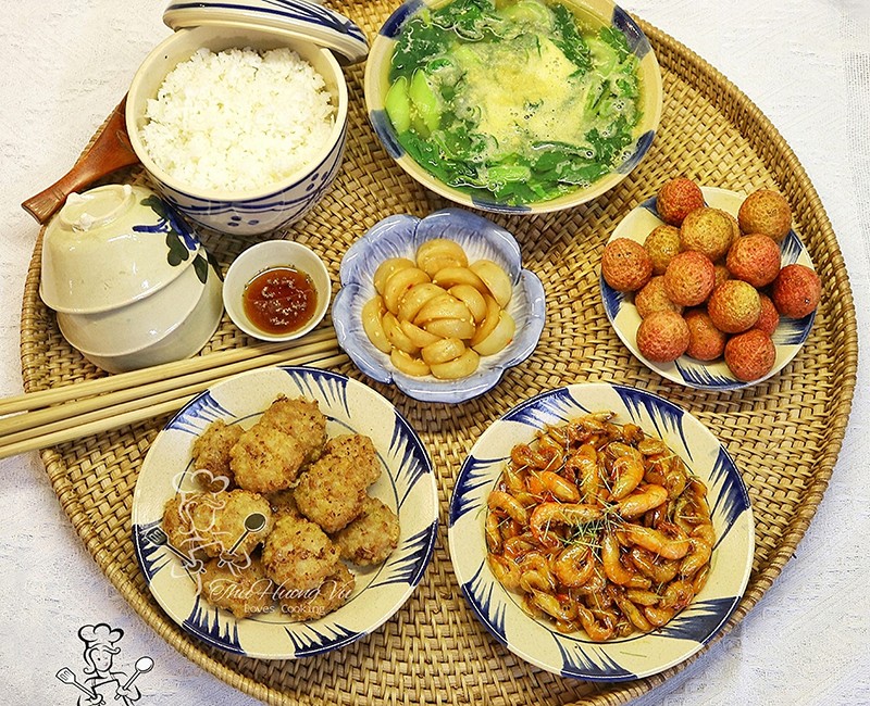 Bữa ăn này gồm các món đơn giản: Thịt viên chiên, tôm rang, canh mồng tơi mướp, cà muối.
