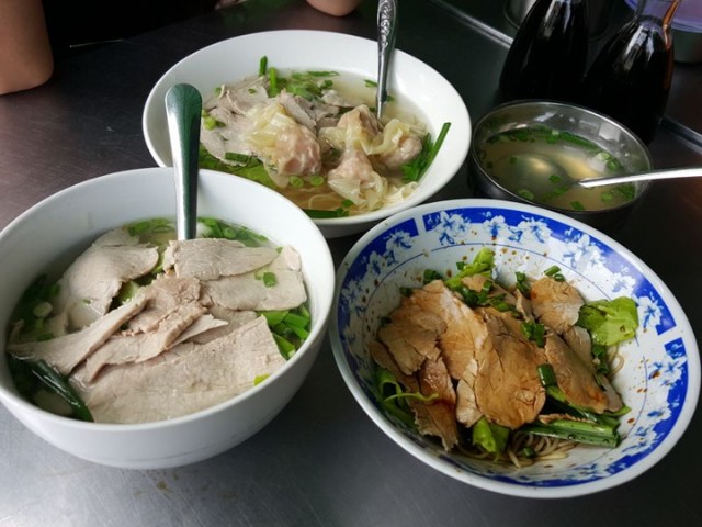 Điểm đặc biệt thu hút thực khách tại Thiệu Ký chính là sợi mì được làm hoàn toàn thủ công từ những nguyên liệu đơn giản: trứng, bột mì và nước tro đặc biệt. Nhờ bí quyết gia truyền, sợi mì dai dai, vàng ươm, khi ăn cùng nước dùng đậm đà tạo nên hương vị khó quên.