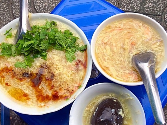 Nếu muốn thăng hạng cho tô súp, bạn có thể gọi thêm óc heo và trứng bắc thảo - hai topping béo ngậy, bùi bùi, góp phần tăng thêm hương vị cho món ăn. Nước dùng súp được ninh từ xương hầm nên có vị ngọt thanh, quyện cùng vị cua đồng beo béo, tạo nên sức hấp dẫn khó cưỡng.