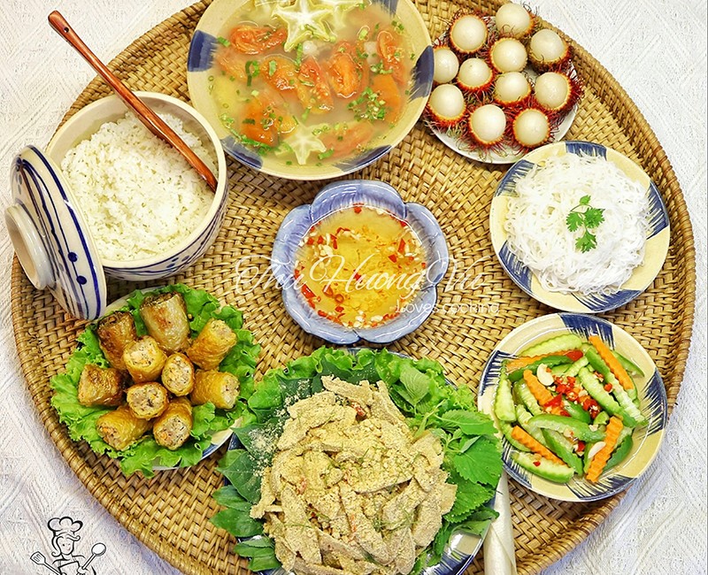 Nem rán, nem tai, dưa chuột trộn, canh sườn nấu chua.
