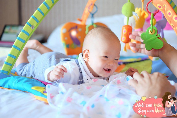 Đồ chơi là công cụ hữu hiệu giúp trẻ rèn luyện sự linh hoạt của đôi tay.