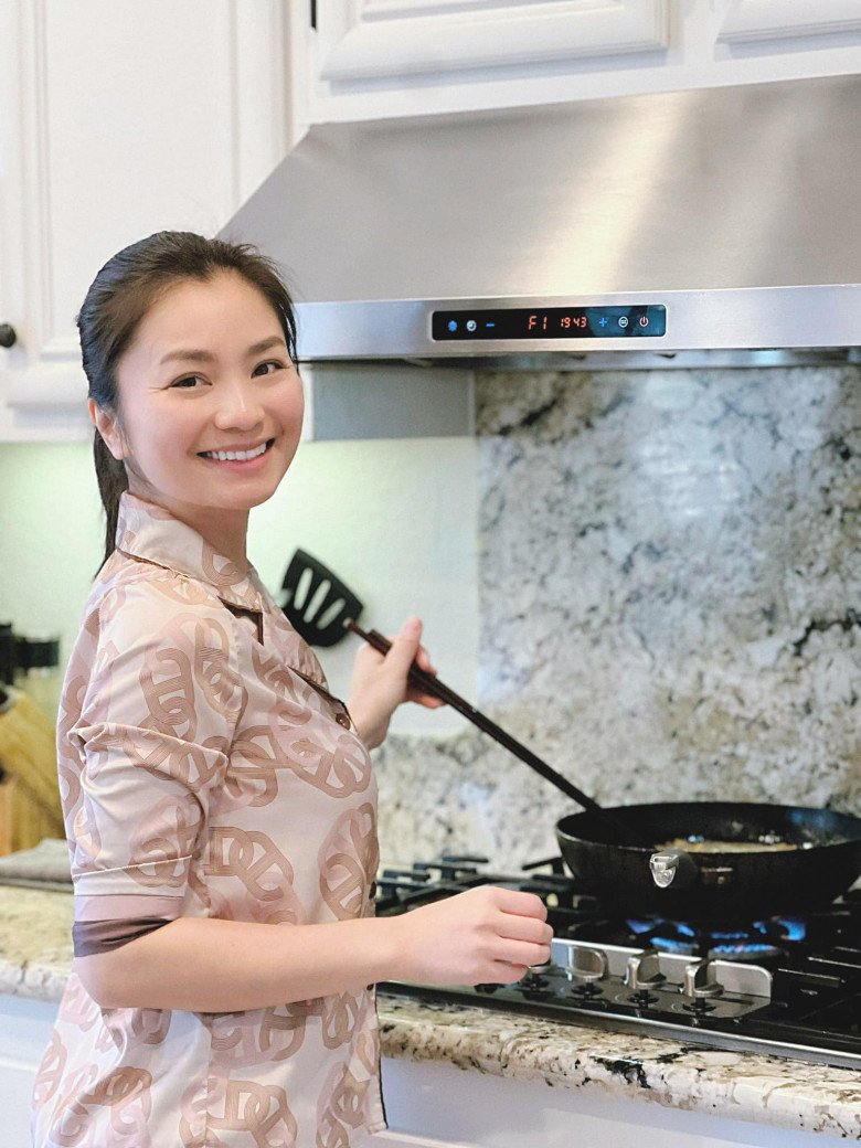 Nơi nấu nướng của Diệu Hương có hệ tủ bếp và bàn đảo khá dài. Người đẹp hào hứng chia sẻ: 4 mùa em vẫn đứng bếp thôi hihi.