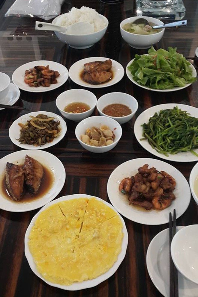 Những mâm cơm do bà Ngọc Hương - mẹ Hồ Ngọc Hà thực hiện cũng rất giản dị mà hao cơm, nào là cá kho, dưa xào, trứng rán, rau muống, cà pháo, thịt rang.