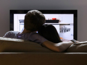 Vợ chồng có nên cùng nhau xem phim 18+? Giải đáp của bác sĩ khiến đàn ông mừng thầm