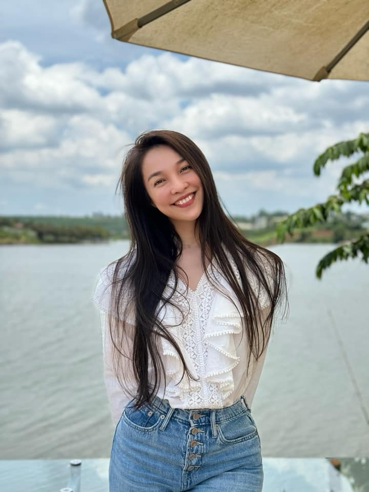 Sao Việt 24h: Hồ Hoài Anh hiếm hoi xuất hiện bên con gái,  Lưu Hương Giang vui mừng khi ái nữ lên chức - 10