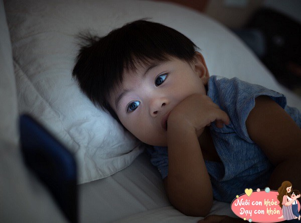 Đi ngủ muộn khiến trẻ dễ tăng cân.