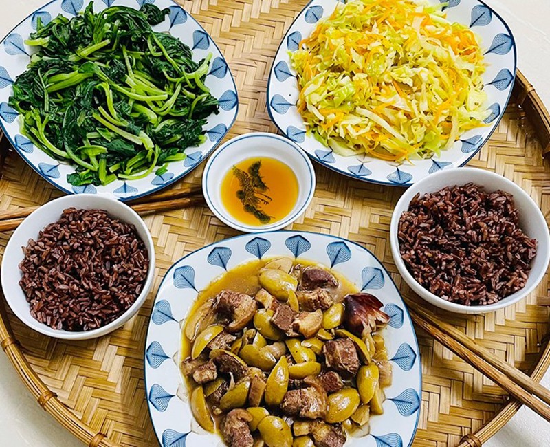 Mâm cơm này gồm các món: Thịt kho trám trắng, bắp cảo xào, rau cải luộc (Ảnh: Nguyễn Hường).
