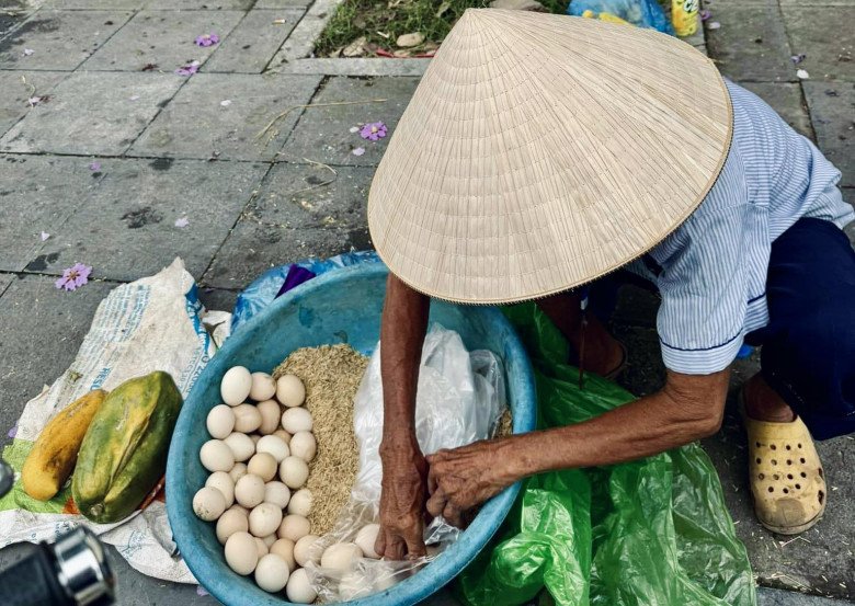 Xót cảnh cụ ông bán trứng mưu sinh bên lề đường, chẳng còn minh mẫn, khách tính tiền bao nhiêu cũng “gật” - 3