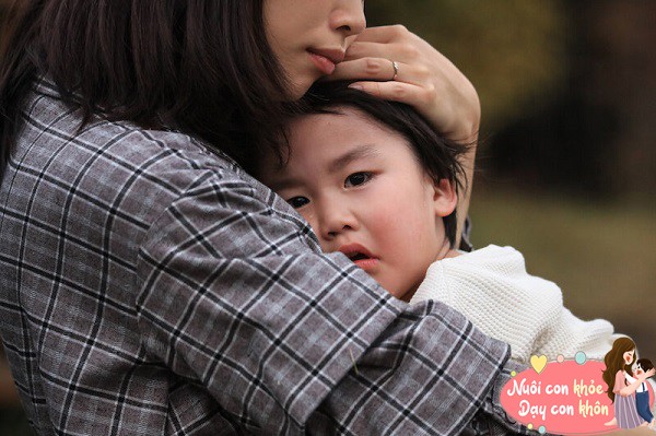 Trẻ nhạy cảm, dễ khóc khiến bố mẹ lo lắng về việc quản lý cảm xúc.