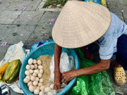 Tin tức - Xót cảnh cụ ông bán trứng mưu sinh bên lề đường, chẳng còn minh mẫn, khách tính tiền bao nhiêu cũng “gật”