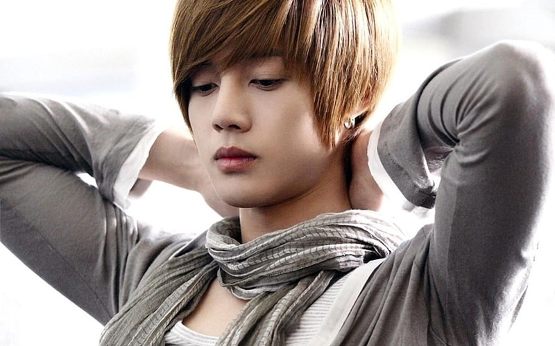Kim Hyun Joong sinh năm 1986. Anh ra mắt công chúng vào năm 2005 với vai trò là ca sĩ thần tượng, trưởng nhóm nhạc nam đình đám SS501. 
