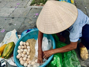 Xót cảnh cụ ông bán trứng mưu sinh bên lề đường, chẳng còn minh mẫn, khách tính tiền bao nhiêu cũng gật