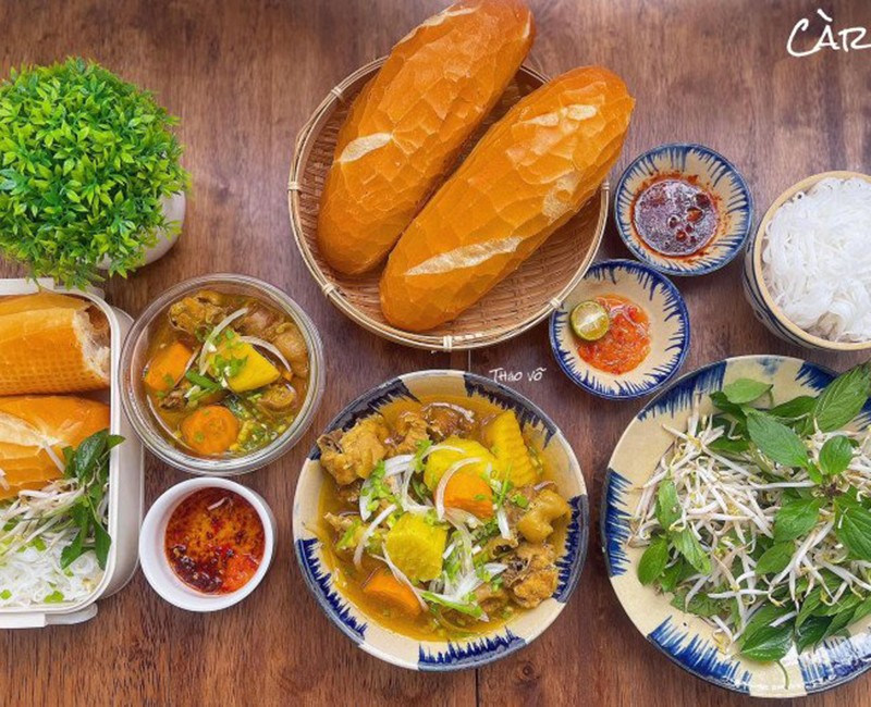 Bánh mì ăn kèm cà ri gà.  (Ảnh: Thảo Võ - TP HCM).
