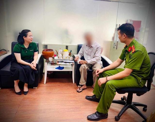 Ông H. được công an và nhân viên ngân hàng tuyên truyền nên tránh được kẻ xấu lừa đảo.