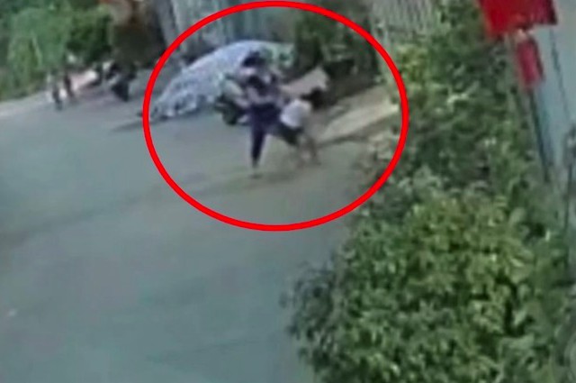 Hình ảnh bé gái bị đánh đập được camera an ninh ghi lại.