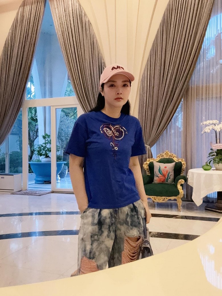 Hoa hậu "độc nhất vô nhị" của Việt Nam: U55 trẻ măng nhờ mặc món đồ của nhiều cô gái trẻ đáng tuổi con - 2