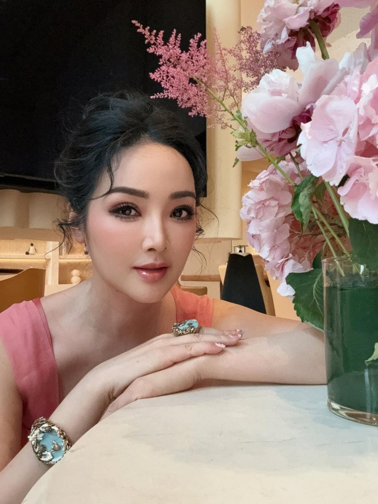 Hoa hậu "độc nhất vô nhị" của Việt Nam: U55 trẻ măng nhờ mặc món đồ của nhiều cô gái trẻ đáng tuổi con - 8