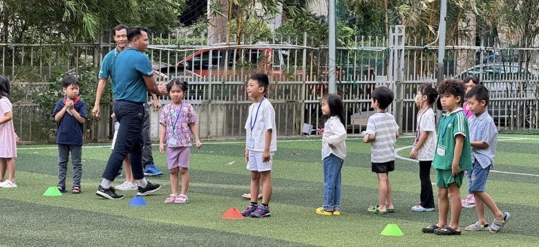 Lương Thế Thành cùng con đến trường tiểu học, quý tử sắp vào lớp 1 được khen đẹp trai, amp;#34;chân dàiamp;#34; nhất lớp - 4