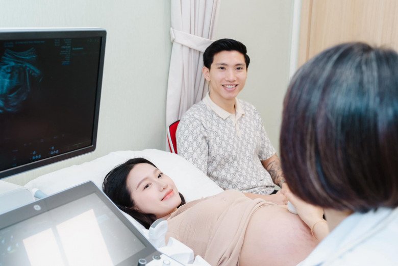 Cân nặng của em bé được khen đạt chuẩn và chân dài giống bố.