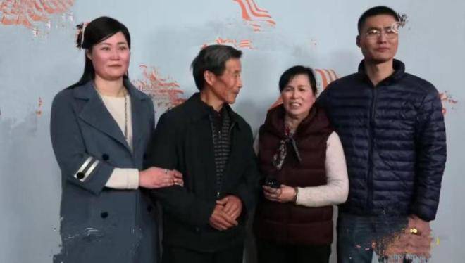 Người phụ nữ 41 năm chưa từng mỉm cười, 66 tuổi hạnh phúc ôm 2 con trong lòng - 4