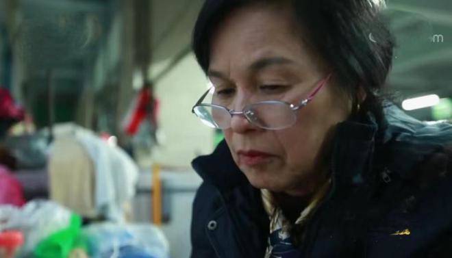 Người phụ nữ 41 năm chưa từng mỉm cười, 66 tuổi hạnh phúc ôm 2 con trong lòng - 1