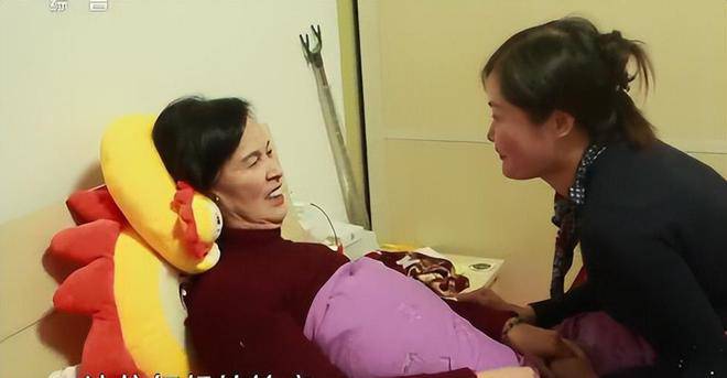 Người phụ nữ 41 năm chưa từng mỉm cười, 66 tuổi hạnh phúc ôm 2 con trong lòng - 3