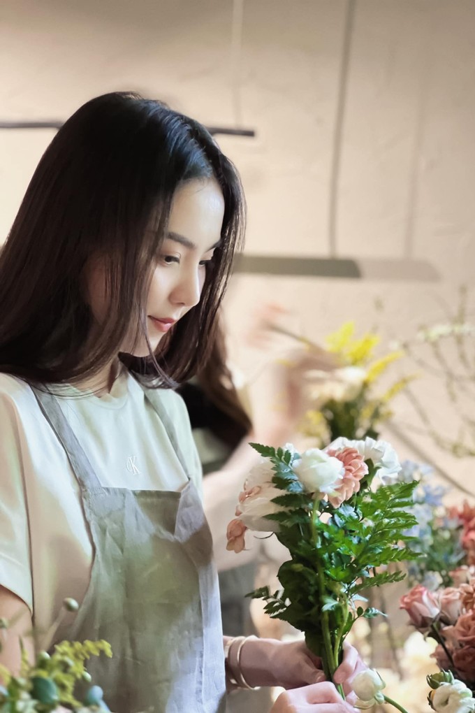 Hiện tại, người đẹp có cuộc sống độc thân giàu có và tự do khiến nhiều chị em ngưỡng mộ.