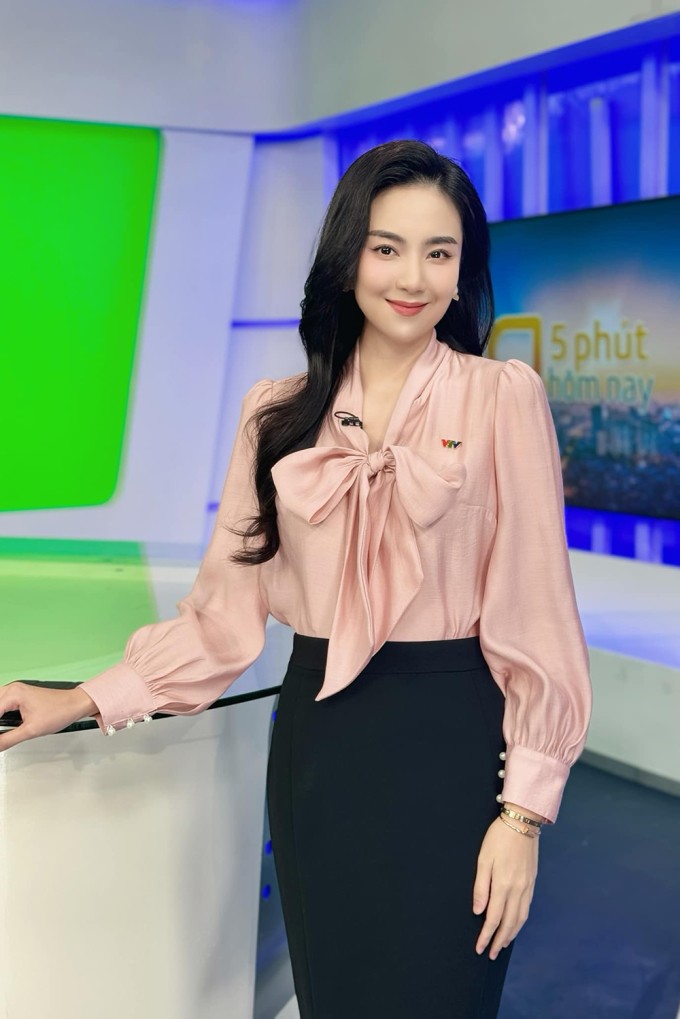 Hậu chia tay chồng, MC Mai Ngọc phơi mặt đi làm cả ngày lễ, nhắn nhủ ai đó là amp;#34;cục vàng của anhamp;#34; - 5