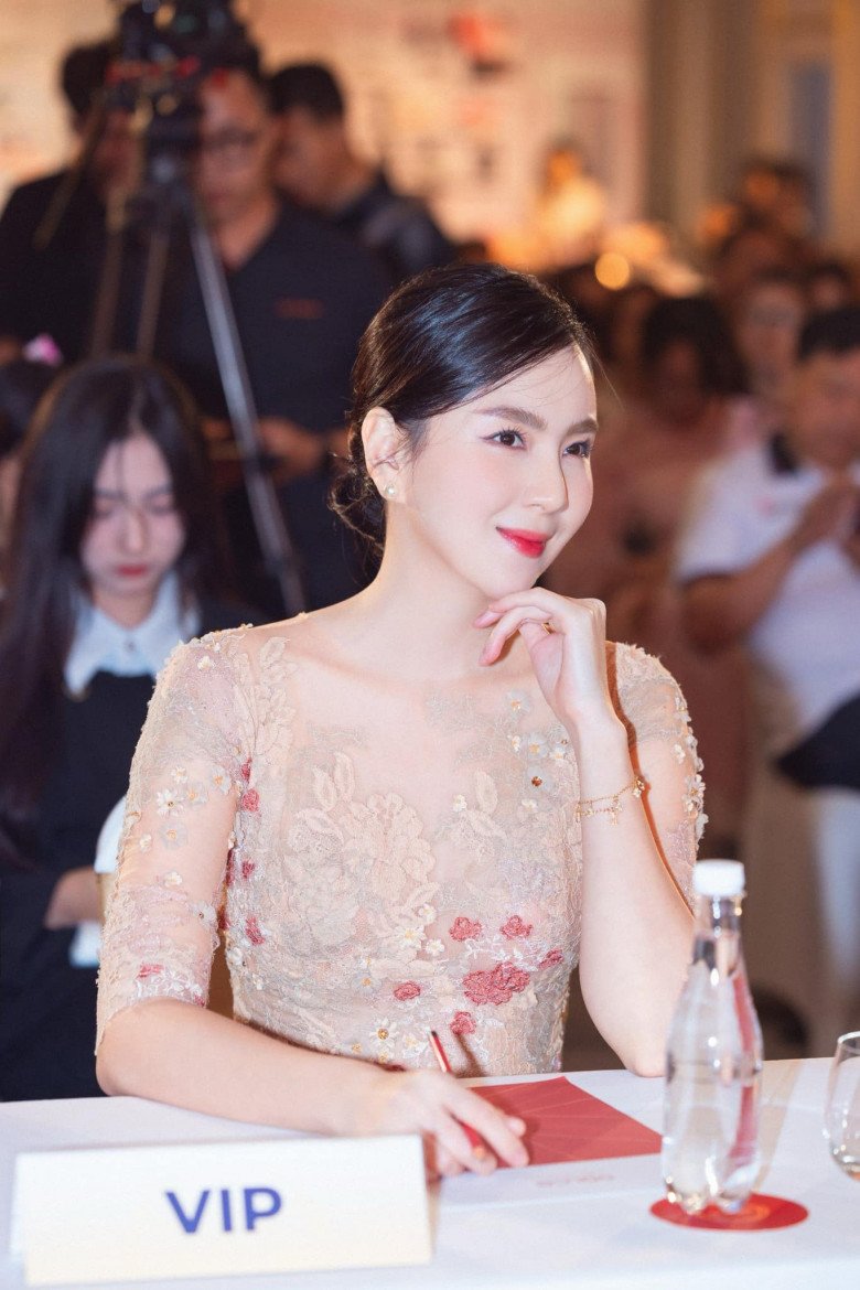 Nữ MC chia sẻ vẫn đi làm cuối tuần, ngày lễ...