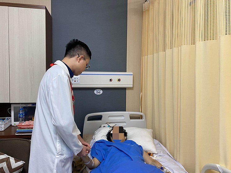 Nữ bác sĩ bị tai nạn khi uống cà phê đã tỉnh, nhưng khả năng bị liệt là rất cao. Ảnh: Phương Thảo.