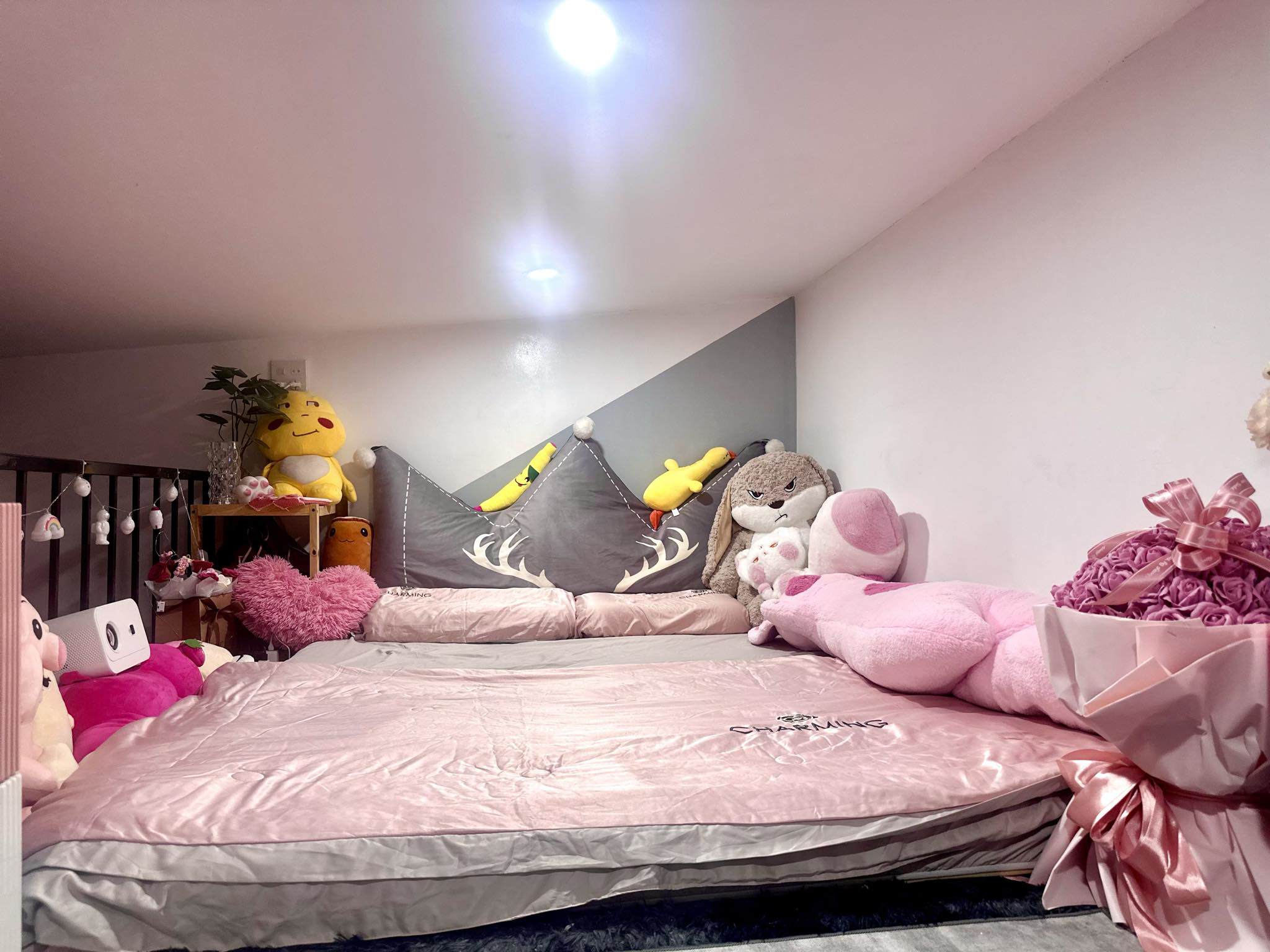 Kiều Anh dành không gian ở gác lửng làm phòng ngủ. Ga trải giường cũng có màu hồng, xung quanh đặt nhiều gấu bông màu hồng khiến giường ngủ như giường công chúa. Cô còn đầu tư 1,3 triệu mua máy chiếu để thi thoảng chiếu phim lên tường xem. 