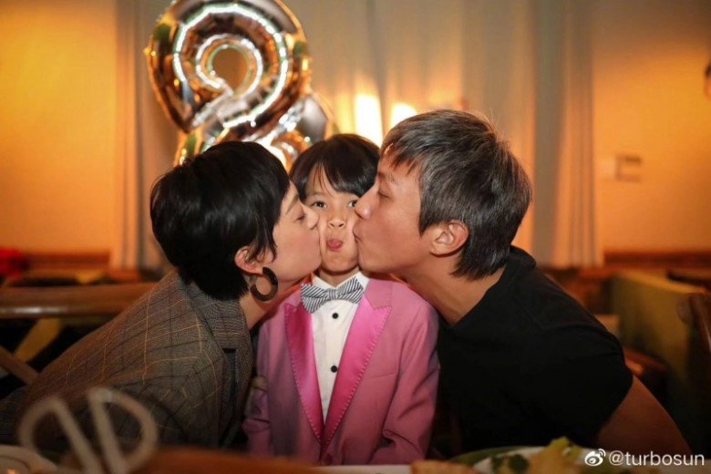 Năm nào vào dịp sinh nhật, Đằng Đằng cũng bị bố mẹ thơm lõm má.