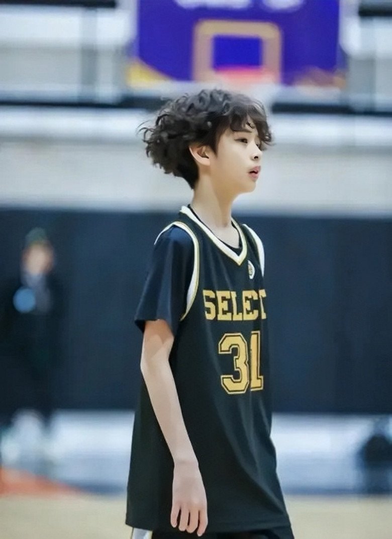 Con trai Đặng Siêu - Tôn Lệ năm nay 12 tuổi, có ngoại hình sáng, thích chơi bóng rổ, piano, guitar và bóng đá.