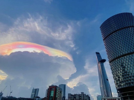 Chòm mây ngũ sắc tuyệt đẹp xuất hiện trên bầu trời TP.HCM đúng vào "Ngày của mẹ", nhiều người thích thú chụp ảnh