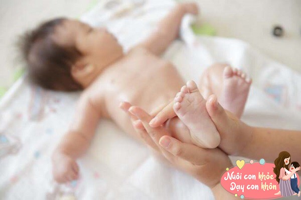 Nếu bố mẹ chạm vào thường xuyên, trẻ có thể nhận được sự kích thích xúc giác phong phú.
