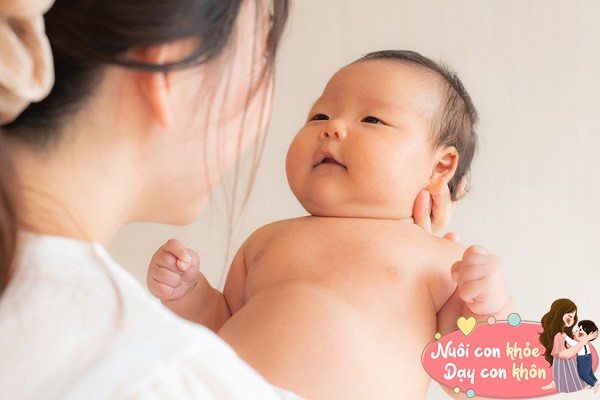 Hãy trò chuyện với trẻ nhiều hơn, như khi cho bé ăn, thay tã, tắm rửa...