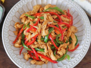 Bếp Eva - Ức gà đem xào đơn giản thế này chỉ vài phút là xong, thơm ngon đậm đà lại chẳng dai khô