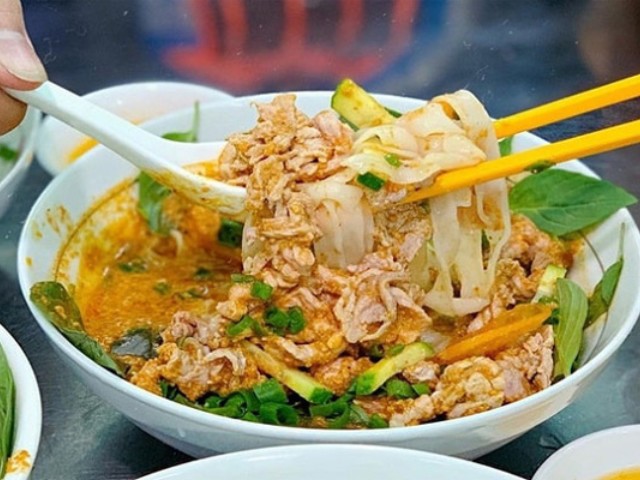 Hủ tiếu sa tế thường được ăn kèm với thịt bò hoặc thịt nai tái, rắc thêm một ít đậu phộng rang giã nhuyễn và rau thơm. Vị béo ngậy của thịt, vị cay nồng của sa tế, vị bùi bùi của đậu phộng hòa quyện cùng vị thanh mát của rau thơm tạo nên bản hòa tấu hương vị hoàn hảo, khiến thực khách say mê và nhớ mãi.