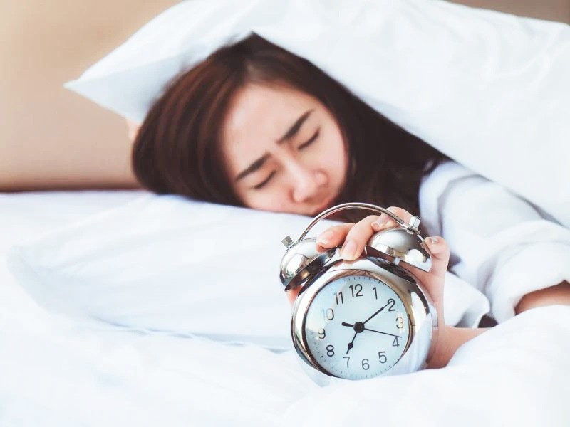 Cài chuông báo thức là cách giúp chúng ta ngủ dậy đúng giờ, tránh ngủ quên. Nhưng việc đặt báo thức nhiều lần cách 5 phút không giúp tỉnh táo hơn mà có thể gây ảnh hưởng đến sức khỏe, khiến tăng cảm giác thèm ngủ, mệt mỏi, uể oải, khó tập trung khi thức giấc.