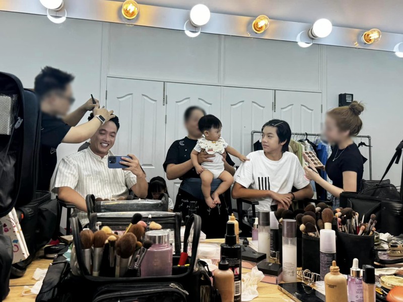 Mới đây, Cường Đô La vừa đăng tải loạt ảnh hậu trường trang điểm cùng với 2 con trai là Subeo và Sutin. Ông xã Đàm Thu Trang cho biết 3 bố con chuẩn bị cho buổi chụp ảnh gia đình. 

