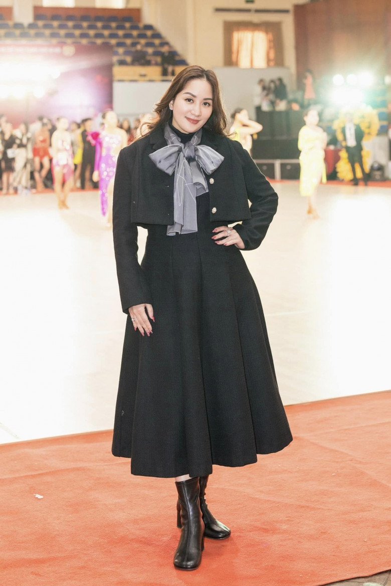 Hậu sinh nở, Khánh Thi chuộng quần áo giấu dáng.