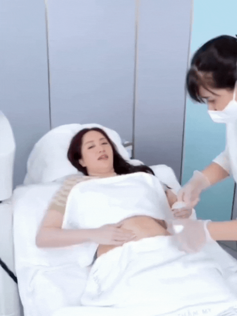 Khánh Thi để lộ vòng 2 núng nính mỡ thừa.