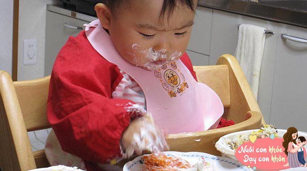 Thú vui ở nhiều trẻ khi ăn uống là dùng tay bốc thức ăn.