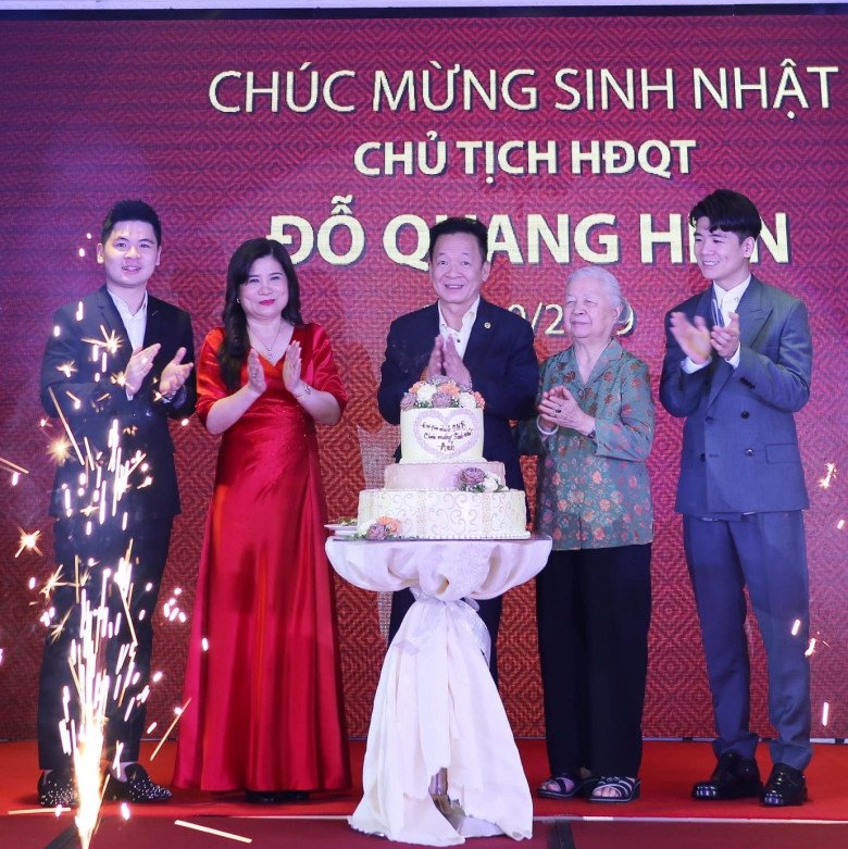 Chiếc váy dạ hội lụa màu đỏ giúp cho bà Hoà thêm tươi trẻ, nổi bật trong sự kiện của tập đoàn.