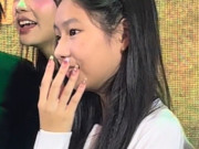 Yêu con - Con gái Lý Hải gây tranh cãi khi xuất hiện ủng hộ phim của bố với bàn tay sơn móng cầu kỳ